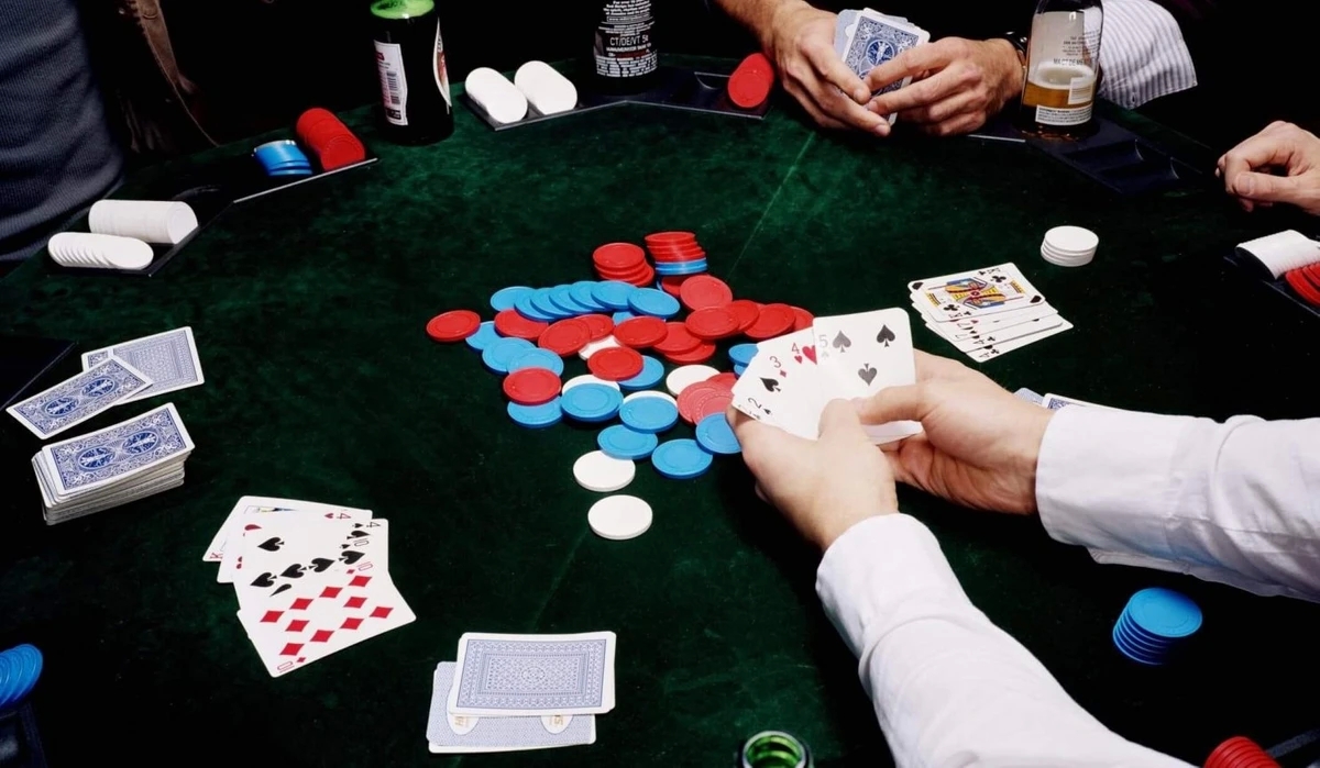 Discussion on the variants of the poker game