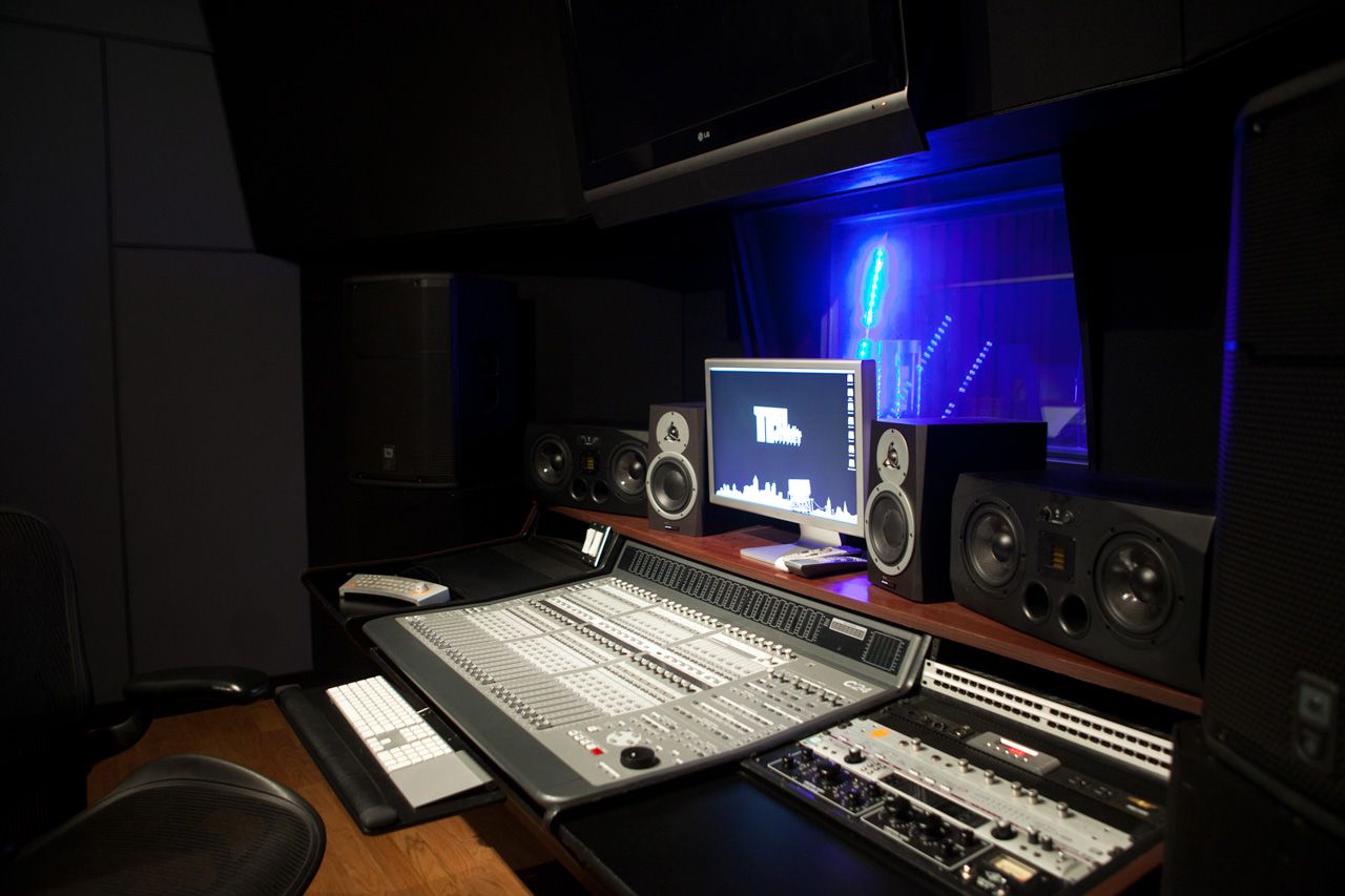 What are different things to keep in mind when selecting a recording studio?